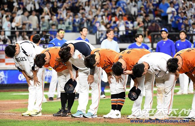30일 대전 한화생명볼파크에서 열린 삼성-한화전. 0대4로 패한 한화 선수들이 관중에게 인사하고 있다. 대전=정재근 기자 cjg@sportschosun.com/2025.8.30/