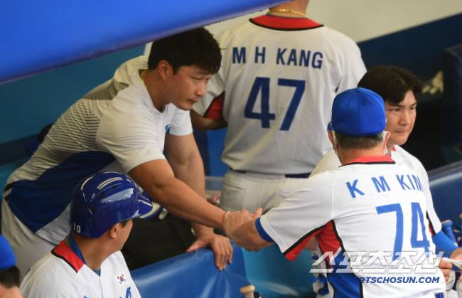 2020 도쿄올림픽 야구 동메달 결정전 대한민국과 도미니카공화국의 경기가 7일  요코하마 야구장에서 열렸다. 대표팀 김경문 감독이 팀의 6대10 패배를 확정짓고 오승환을 격려하고 있다.  요코하마=최문영 기자 deer@sportschosun.com /2021.08.07/