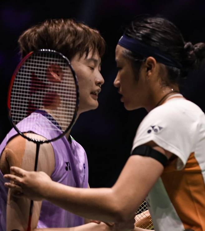 경기 뒤 안세영과 천위페이. 사진/대한배드민턴협회