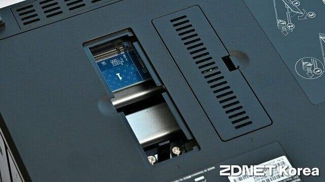 읽기/쓰기 캐시를 위한 M.2 NVMe SSD는 최대 2개 설치할 수 있다. (사진=지디넷코리아)