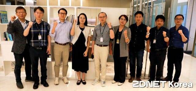 퀀텀 3.0 좌담회 뒤 기념촬영했다. 왼쪽부터 큐노바 김재현 부사장, ETRI 윤천주 본부장, 한국연구재단 백승욱 단장, 과기정통부 유주연 사무관, 오리엔텀 방승현 대표, IQM 김영심 한국지사장, 배준우 KAIST 부교수, 아이티센 정상곤 소장, 이화여대 최태영 교수.