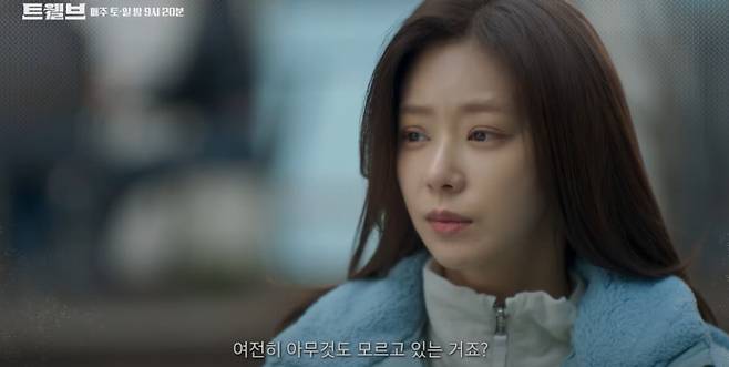 드라마 '트웰브' 4화에서는 악귀 '오귀'의 부활이 공식화되며 긴장감이 최고조에 달했다. 12천사의 관리자 마록은 리더 태산에게 오귀와 악귀들의 귀환을 알린다. 한편, 악의 세력에 잠입했던 원숭이 천사 원승은 악귀들의 집회 장소를 알아내는 데 성공하고, 소식을 들은 태산과 마록은 현장으로 출동해 강력한 악의 기운을 직접 확인하며 피할 수 없는 전쟁의 시작을 알렸다.