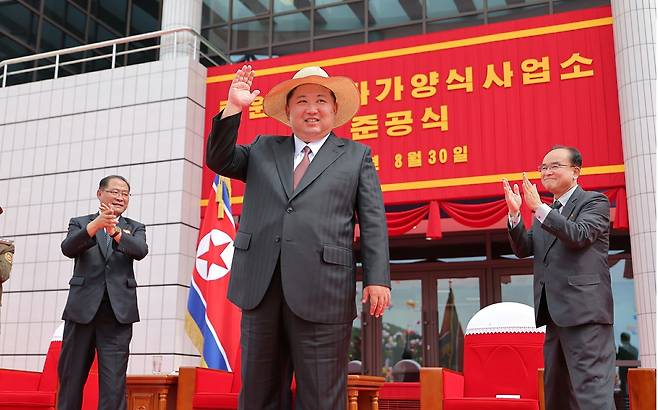 북한 노동당 기관지 노동신문은 31일 김정은 당 총비서의 참석 아래 "지방 진흥의 새 시대와 더불어 동해 기슭에 또 하나의 기념비적 창조물로 일떠선 낙원군 바닷가 양식사업소 준공식이 8월 30일 성대히 진행됐다"라고 보도했다./노동신문 뉴스1