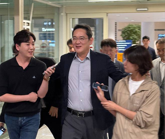 이재용 삼성전자 회장이 31일 새벽 미국 출장을 마치고 인천국제공항에 귀국하는 길에 취재진과 질의응답을 하고 있다./뉴스1
