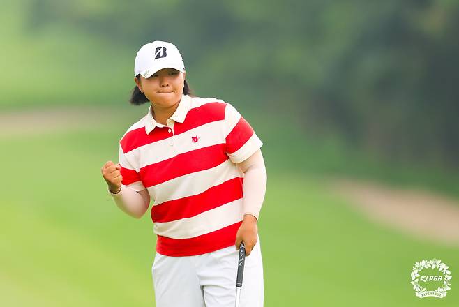 신다인이 31일 경기 용인 써닝포인트 컨트리클럽에서 열린 KLPGA 투어 KG 레이디스 오픈 연장 2차전에서 우승을 확정 짓는 버디 퍼트를 집어넣은 뒤 주먹을 쥐고 있다./KLPGA