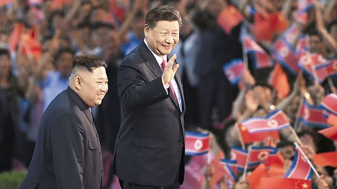 시진핑(오른쪽) 중국 국가주석이 2019년 6월 방북했을 때 김정은 북한 국무위원장과 함께 평양 5·1 경기장에 들어서며 군중의 환호를 받고 있다. 북·중 양국은 김 위원장이 오는 9월 3일 중국 항일전쟁 전승절 행사에 참석한다고 발표했다. /신화 연합뉴스