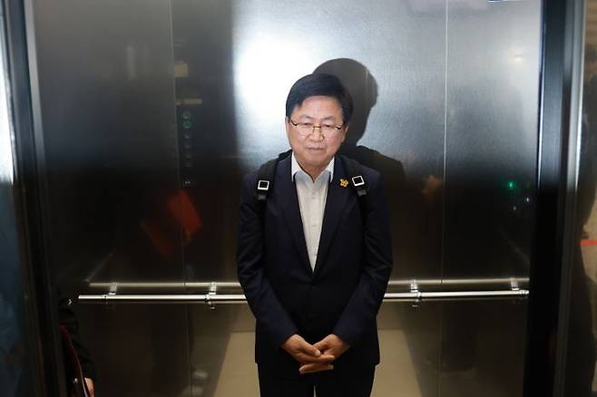최교진 사회부총리 겸 교육부 장관 후보자가 14일 인사청문회 준비 사무실이 마련된 서울 영등포구 여의도 한국교육시설안전원으로 출근하고 있다. ⓒ연합뉴스