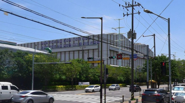 울산 현대중공업 공장 외벽. 고 정주영 명예회장의 어록이 새겨져 있다. ‘네이버 맵’ 화면 캡처.