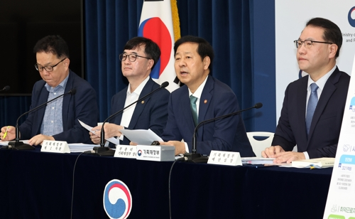 구윤철(오른쪽 두번째) 경제부총리 겸 기획재정부 장관이 지난 28일 정부세종청사에서 2026년도 예산안에 관해 설명하고 있다. 오른쪽부터 유병서 예산실장, 구 부총리, 임기근 2차관, 안상열 재정관리관.