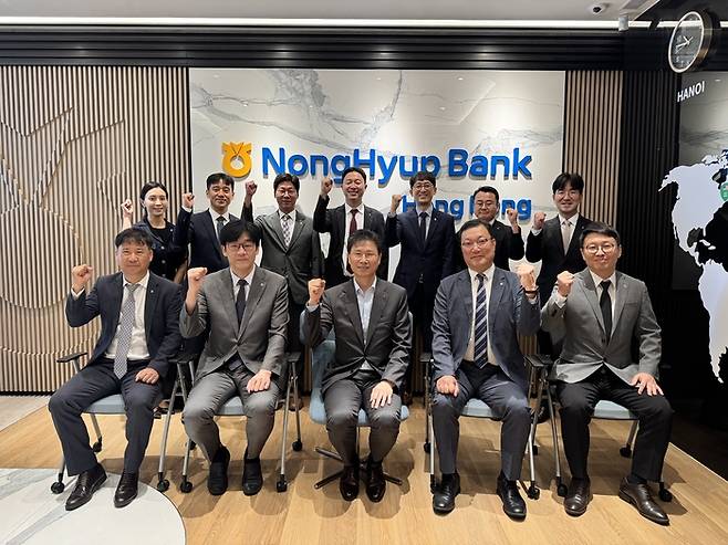 30일 농협은행 홍콩지점에서 강태영  행장(앞줄 왼쪽 세번째)과 농협은행  아시아권 국외점포장들이 간담회 후 기념촬영을 갖고 있다.