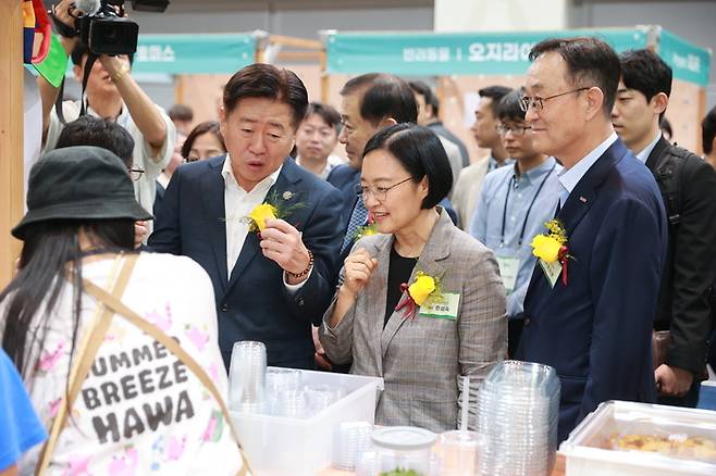 한성숙 중기부 장관이 중기부 동행축제 개막식에서 다양한 전시 부스를 돌며 소상공인과 만나 소통하고 있다.