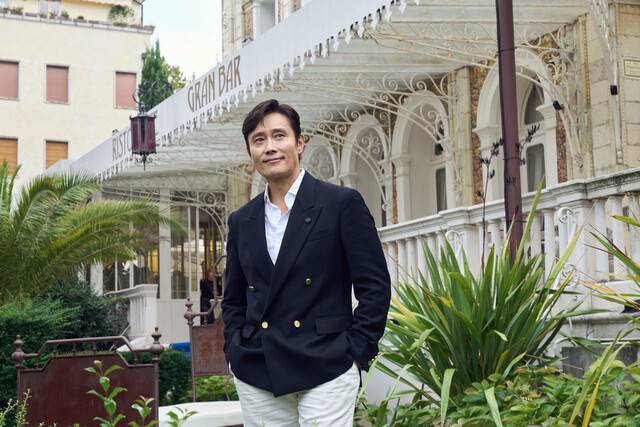 영화 ‘어쩔수가없다’로 제82회 베네치아국제영화제에 초청받은 배우 이병헌이 30일 낮 리도섬 한 호텔에서 인터뷰에 앞서 포즈를 취하고 있다. CJ ENM 제공