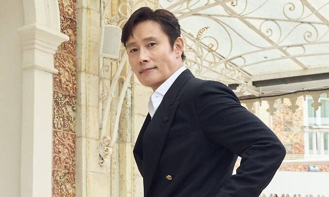 영화 ‘어쩔수가없다’로 제82회 베네치아국제영화제에 초청받은 배우 이병헌이 30일(현지시각) 낮 리도섬 한 호텔에서 인터뷰에 앞서 포즈를 취하고 있다. CJ ENM 제공