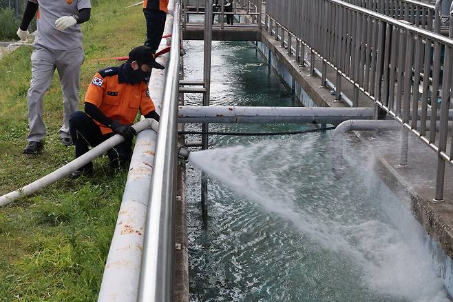 소방대원들이 31일 오전 강원도 강릉시 홍제정수장에 물을 넣고 있다. 정용일 선임기자 yongil@hani.co.kr