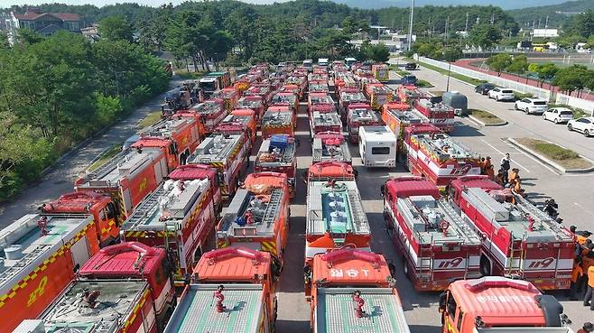 강원 강릉시 가뭄 대응 국가소방동원령 발령에 따라 전국 물탱크차 50대, 급배수지원차 1대 등 소방차량 51대가 강릉에 집결했다. 소방청 제공