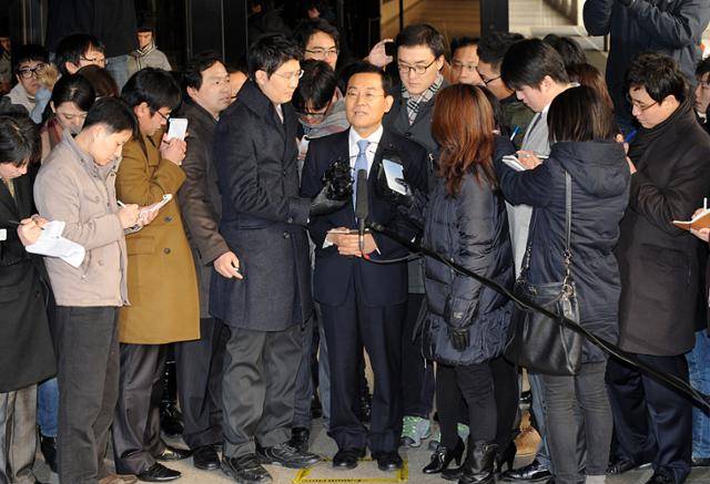 한나라당 전당대회 돈봉투 사건을 폭로한 고승덕 의원이 2012년 1월 8일 참고인 조사를 위해 서울 서초구 서울중앙지검에 출석하고 있다. 한국일보 자료사진