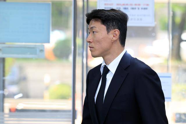 축구선수 황의조가 7월 24일 서울 서초구 서울중앙지법에서 열린 성폭력범죄의처벌등에관한특례법위반(카메라등이용촬영) 2심 2차 공판에 출석하고 있다. 뉴스1