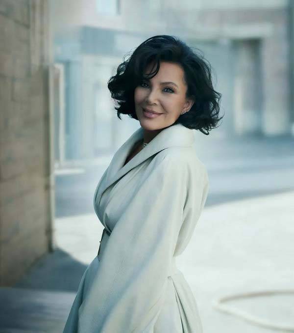 미국 유명 방송인이자 사업가 크리스 제너(69)가 안면거상술을 받은 경험담을 공개했다./사진=Vogue Arabia