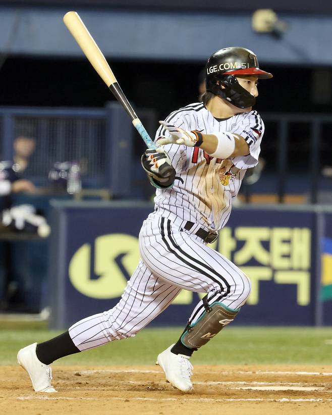 7일 오후 잠실야구장에서 열린 2025 프로야구 두산과 LG 경기. LG 신민재가 8회 우전 안타를 날리고 있다. 잠실=정시종 기자 capa@edaily.co.kr /2025.08.07.