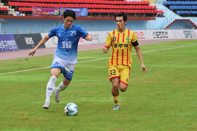 단국대(파란 유니폼)와 광주대의 제20회 1,2학년대학축구연맹전 황가람기 결승 장면. 사진=대학축구연맹