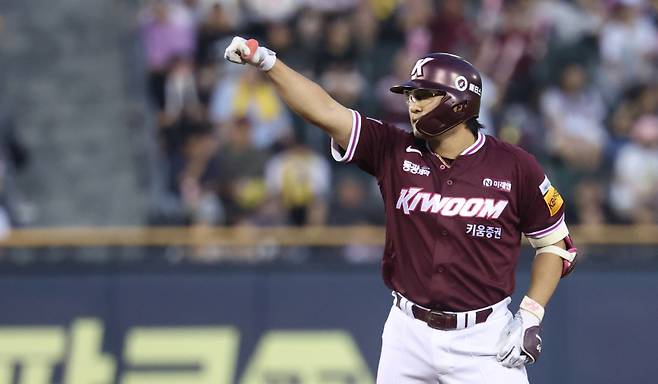 <yonhap photo-4457=""> 2타점 안타 친 키움 임지열 (서울=연합뉴스) 김인철 기자 = 31일 서울 잠실야구장에서 열린 2025 프로야구 KBO리그 키움 히어로즈와 LG 트윈스의 경기. 4회초 2사 2, 3루 키움 임지열이 2타점 2루타를 친 뒤 세리머니를 하고 있다. 2025.8.31 yatoya@yna.co.kr/2025-08-31 19:11:19/ <저작권자 ⓒ 1980-2025 ㈜연합뉴스. 무단 전재 재배포 금지, AI 학습 및 활용 금지></yonhap>