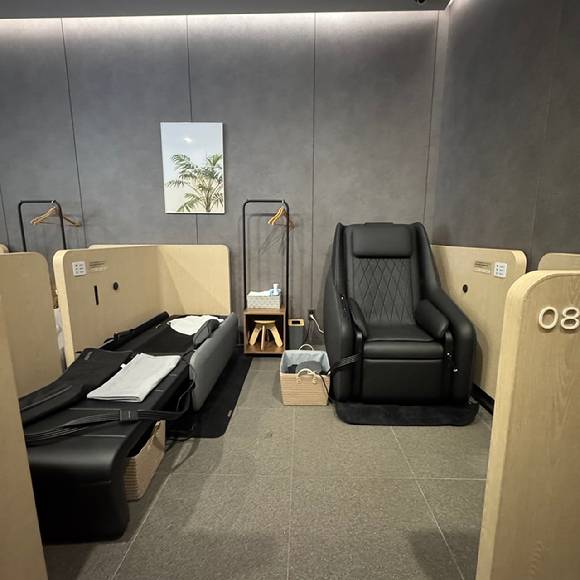 마스터존에 비치된 마스터 V9(왼쪽)과 마스터 V11 [사진=세라젬 제공]