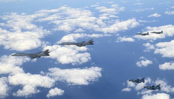 한미일은 지난 1월 15일 미국 B-1B 전략폭격기가 전개한 가운데 한반도 인근 공해상공에서 한미일 공중훈련을 했다고 밝혔다. 사진은 훈련 중인 대한민국 공군 F-15K 2대와 일본 항공자위대 F-2 2대, 미국 B-1B 랜서 2대. [사진=국방부]