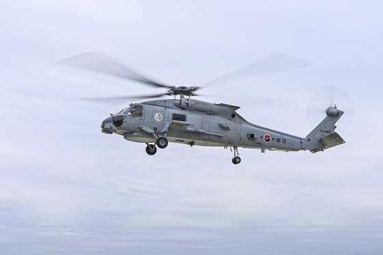 해군이 미국에서 도입한 뒤 올해부터 배치한 해상작전헬기 MH-60R. 사진 해군