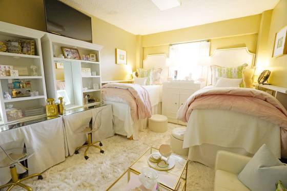 지난 2023년 8월 촬영된 미시시피 대학의 한 기숙사 방. 금박이 박힌 머리판과 맞춤 제작 베개를 갖춘 우아한 스타일의 기숙사. 기사 내용의 이해를 돕기 위한 자료사진. AP=연합뉴스