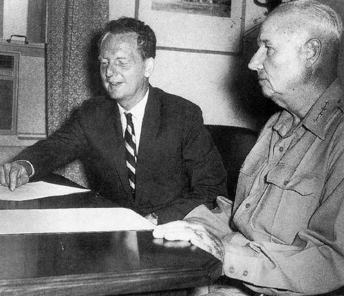 마셜 그린 주한 미국대사 대리(왼쪽)와 카터 매그루더 주한미군사령관. 이들은 애초 쿠데타에 반대했다. [중앙포토]