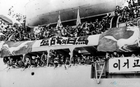 1966년 8월 30일 백마부대 1진이 부산항을 출발해 베트남으로 향했다. 미군 수송함에 오른 장병들이 시민들의 환송을 받고 있다. [중앙포토]