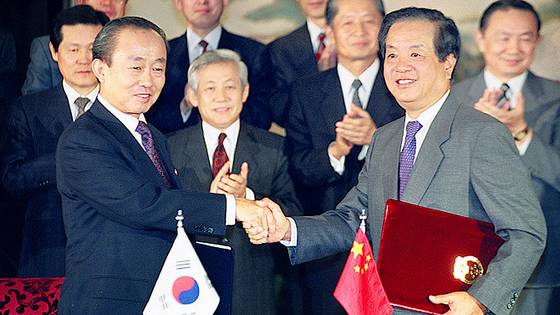 1992년 8월 24일 한국의 이상옥 외무장관(왼쪽)과 중국의 첸치천 외교부장이 중국 베이징 댜오위타이(釣魚臺) 국빈관에서 ‘한·중 외교관계 수립에 관한 공동성명서’를 교환한 뒤 악수를 나누고 있다. 연합뉴스