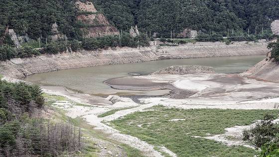 강릉 지역 87%의 생활용수를 공급하는 상수원 강릉 오봉저수지가 바짝 말라 있다. 연합뉴스