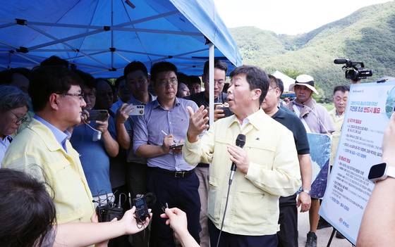 지난 29일 박정주 충남도 행정부지사(오른쪽)이 지천댐 건설 후보지를 방문한 김성환 환경부 장관(왼쪽)에게 댐 건설의 당위성을 설명하고 있다. [사진 충남도]