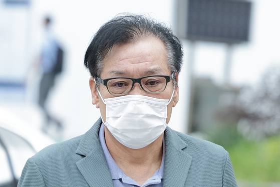 김건희 여사와 친분을 이용해 각종 청탁을 받은 의혹이 제기된 건진법사 전성배 씨가 지난 21일 서울 종로구에 마련된 김건희 특검팀 사무실로 향하고 있다. 뉴스1