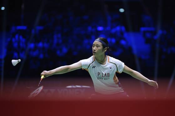 30일(현지시간) 프랑스 파리에서 열린 BWF 세계 선수권 대회에서 안세영이 중국의 천위페이와 준결승전에서 경기하고 있다. EPA=연합뉴스