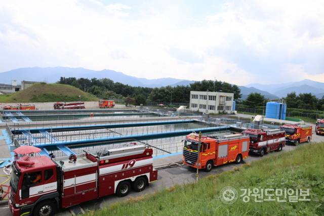 ▲ 31일 운반급수 지원에 나선 전국 소방차량들이 강릉 홍제정수장에서 급수 하고 있다. 황선우 기자