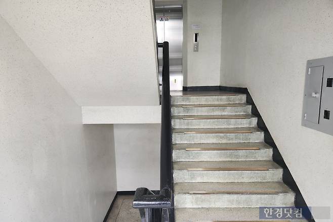 계단실 중간에 엘리베이터가 배치된 인천의 한 아파트. 사진=오세성 한경닷컴 기자