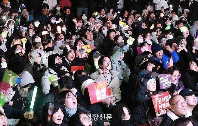 윤석열 대통령에 대한 탄핵소추안 표결이 진행된 지난해 12월 7일 서울 여의도 국회 앞에서 집회가 열리고 있다. 이준헌 기자