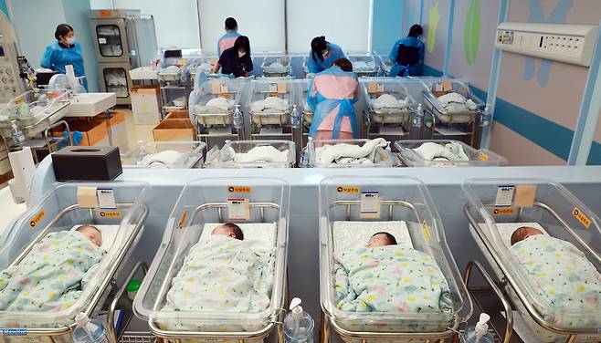 지난달 24일 경기도 고양시 CHA의과학대학교 일산차병원 신생아실에서 간호사들이 아기를 돌보고 있다. 연합뉴스