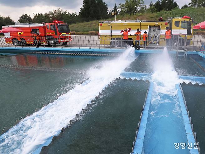 강원도 강릉시 가뭄 대응 국가소방동원령 발령에 따라 전국 소방차들이 31일 강원도 강릉시 홍제정수장에 운반해 온 물을 급수하고 있다. 정효진 기자