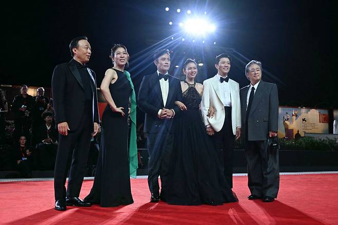 베니스의 밤을 환하게 밝힌 얼굴들 배우 이성민, 염혜란, 이병헌, 손예진, 박희순과 박찬욱 감독(왼쪽부터)이 지난 29일(현지시간) 제82회 베니스국제영화제 경쟁 부문 초청작 <어쩔수가없다> 공식 상영을 앞두고 레드카펫에서 포즈를 취하고 있다. AFP연합뉴스