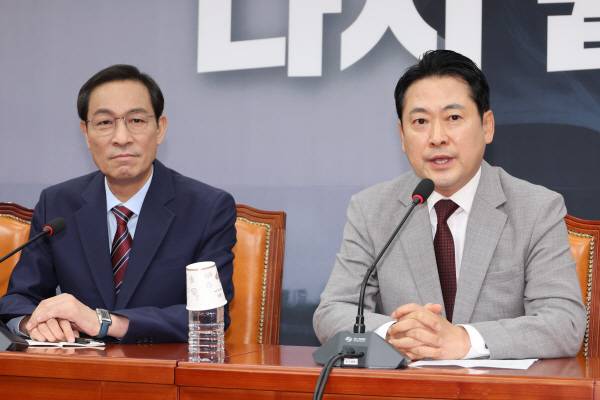 국민의힘 장동혁 신임 대표가 지난 27일 서울 여의도 국회에서 우상호 대통령실 정무수석을 접견하고 있다. 연합뉴스
