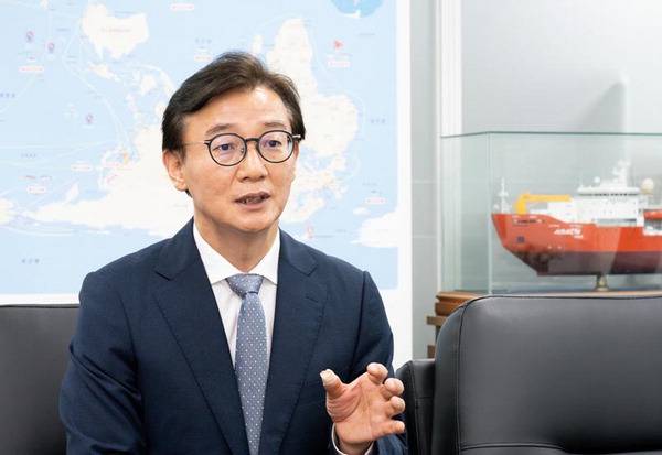 전재수 해양수산부 장관이 지난 28일 국제신문과의 인터뷰에서 해수부의 신속한 부산 이전, 해양수산 공공기관 동반 이전 등에 대해 설명하고 있다.  해수부 제공