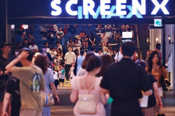 정부가 영화 관람 할인권을 배포한 지 이틀째인 지난달 27일 한 영화관이 관객으로 붐비고 있다. 연합뉴스
