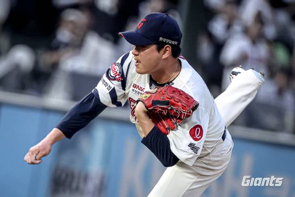 31일 부산 사직구장에서 열린 KT전에서 롯데 선발 나균안이 힘껏 공을 던지고 있다. 롯데 자이언츠 제공
