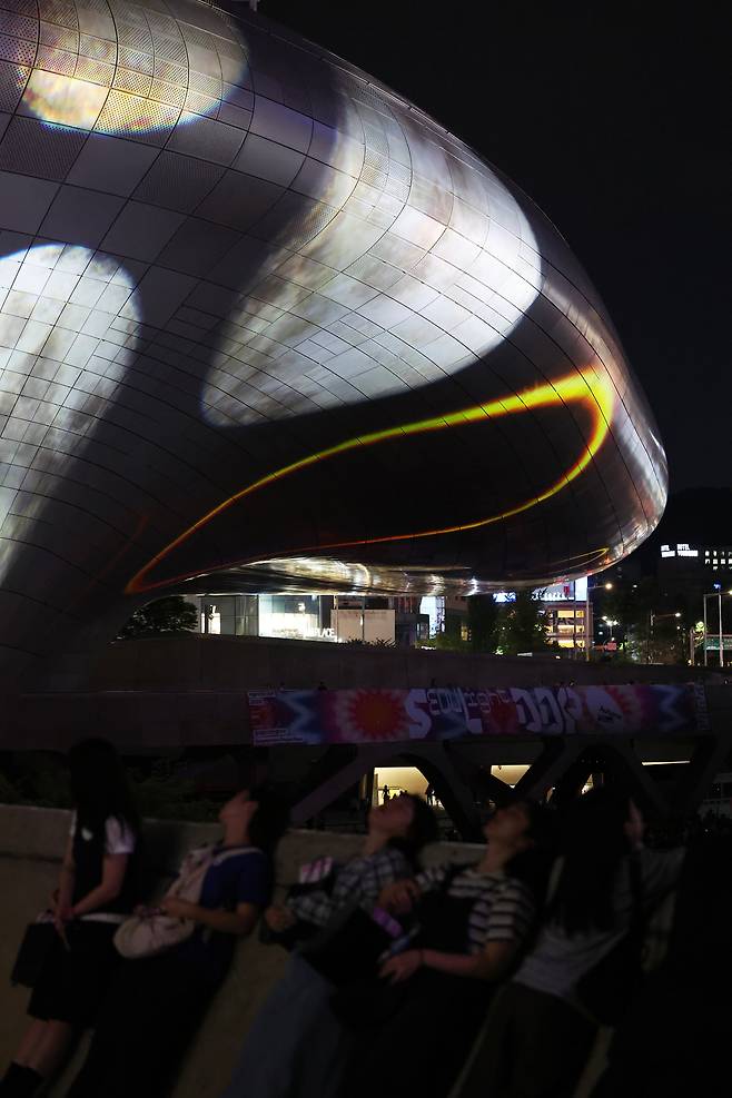 Media art is being displayed on the facade of the Dongdaemun Design Plaza in central Seoul during the fall edition of the biannual ″Seoul Light DDP″ on Aug. 28. [NEWS1]