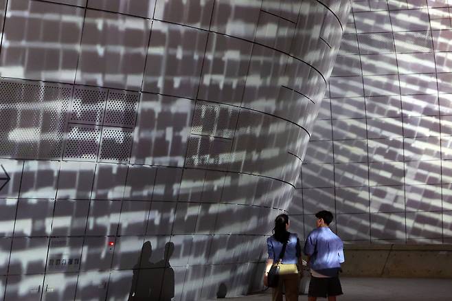 Media art is being displayed on the facade of the Dongdaemun Design Plaza in central Seoul during the fall edition of the biannual ″Seoul Light DDP″ on Aug. 28. [NEWS1]