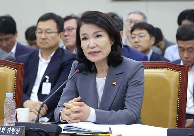 이진숙 방송통신위원장이 20일 서울 여의도 국회에서 열린 과학기술정보방송통신위원회 전체회의에서 의원 질의에 답변하고 있다. 연합뉴스
