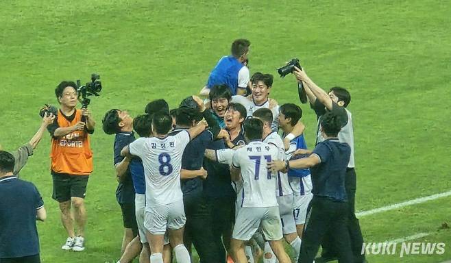 안양 선수들과 코치진이 31일 오후 7시 서울월드컵경기장에서 열린 ‘하나은행 K리그1 2025’ 28라운드 FC서울과 원정경기에서 승리한 뒤 기뻐하고 있다. 김영건 기자